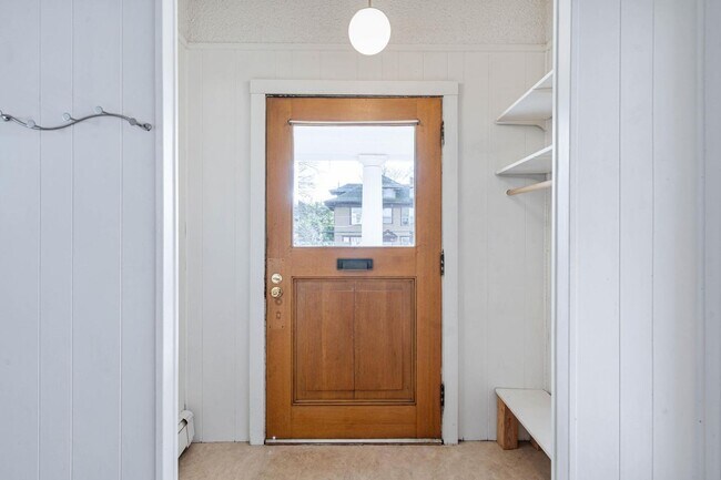 Building Photo - Charming 1-bdrm/1-bath in 1900s Victorian triplex—Prime location, shared laundry & yard