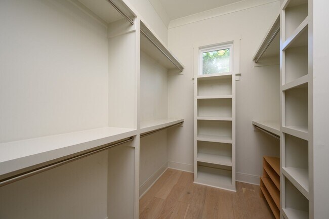 Building Photo - **LIKE-NEW, HIGH-END EXECUTIVE HOME WITH I...