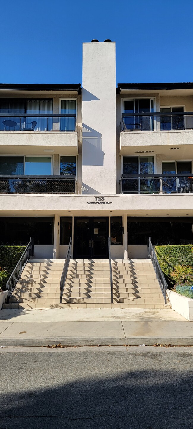 FRONT BUILDING - 723 Westmount Dr