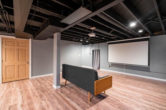 Building Photo - 6434 N Willow Glen Ln