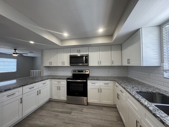 Building Photo - 302 Parkside Dr