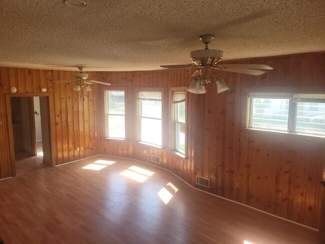 Building Photo - 3 bedroom, 1 bathroom Townhouse--Ready for...