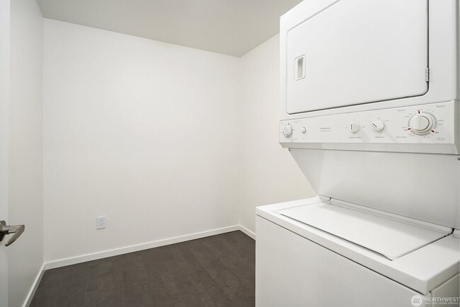 Building Photo - 2Bd/1.75Ba Bellevue Condo