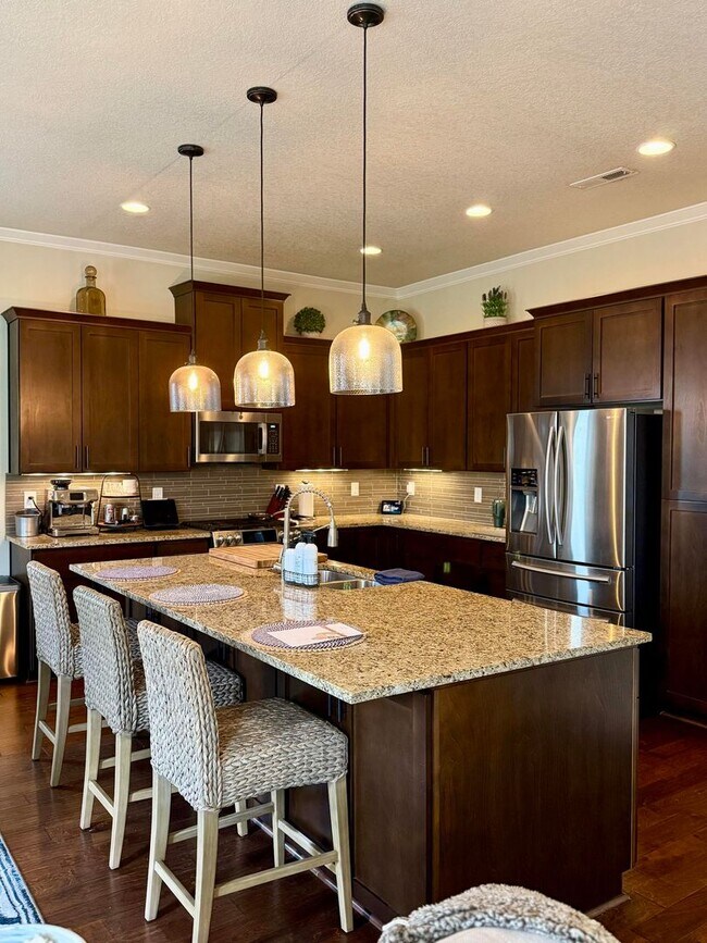 Building Photo - Spacious 4 BD Home with Private Backyard &...