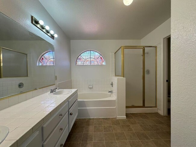 Building Photo - ozy 2-story single-family hom