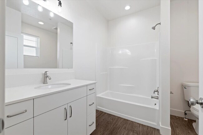 Building Photo - "Chic Comfort Awaits: 2-Bed, 2-Bath Gem with Granite Elegance in Nampa!"