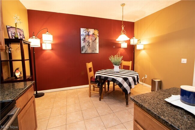 Building Photo - 4977 Lake View Dr