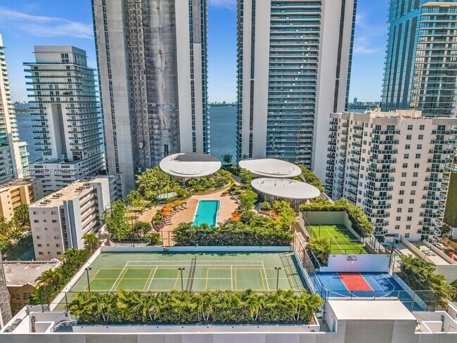 Building Photo - 700 NE 24th St