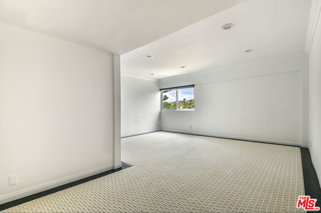 Building Photo - 440 S Roxbury Dr