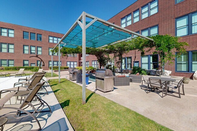 Building Photo - 2502 Live Oak St