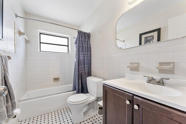 Building Photo - 115 Palamino Cir