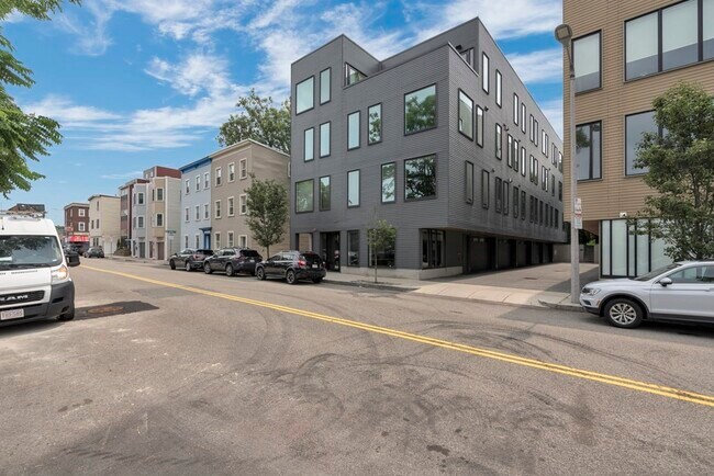 Building Photo - 537 E 1st St