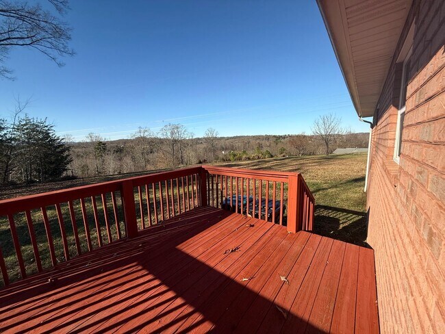 Building Photo - Great Home in Convenient Halls Location