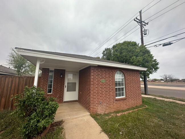 Building Photo - Wonderful updated 2/2/2 off of Milwaukee!