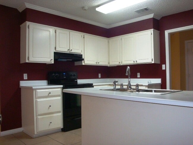 Building Photo - Comfortable 3BR/2BA Home with Open Floor Plan, Vaulted Living Room & Privacy-Fenced Backyard