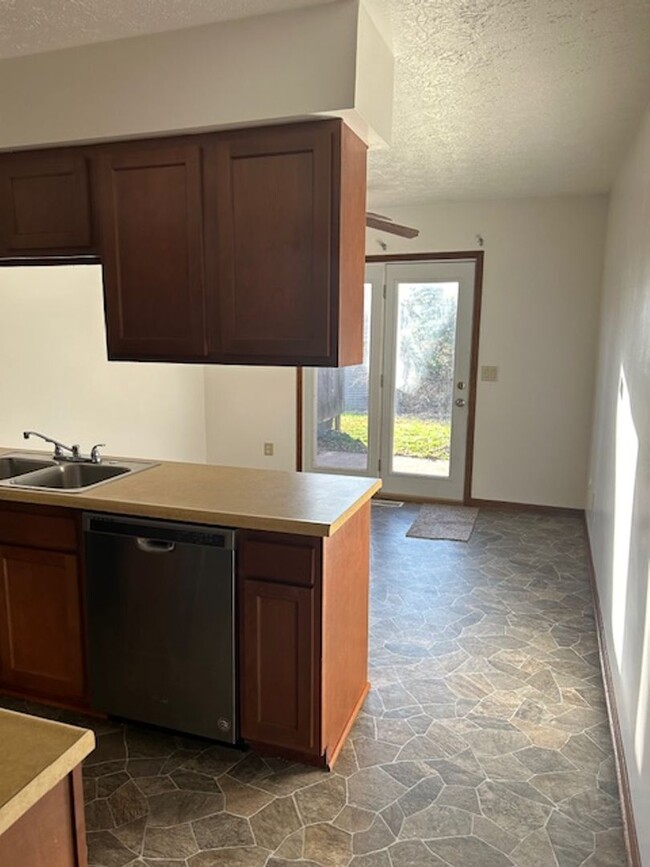 Building Photo - 9860-9864 MANDEL - LO