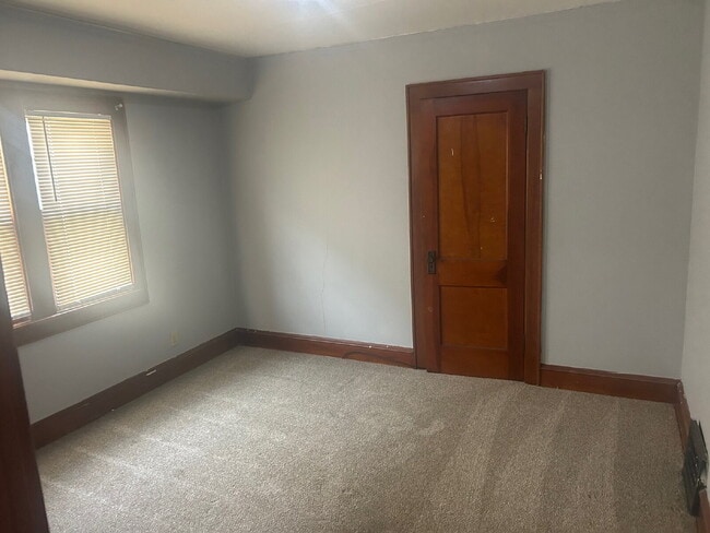 Building Photo - Nice 2 Bedroom 1 Bath
