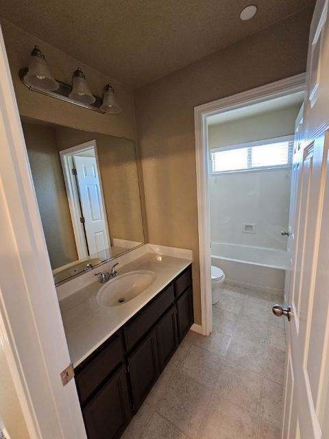 Building Photo - 5620 Bloom Dr