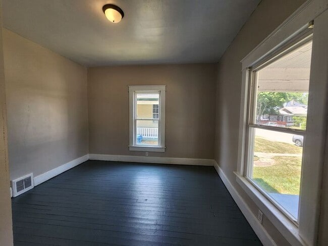 Building Photo - Save $1000 OFF Move-In Costs When You Sign By 05/31 !!