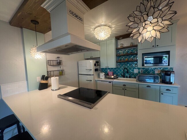 Building Photo - Stylish Ground Level Condo 2 Bedroom 2 Bath!