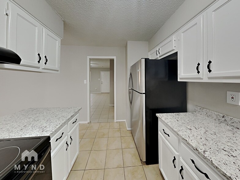 Building Photo - 6340 Yorkshire Cove
