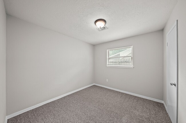 Building Photo - 5232 Cottonwood Cir