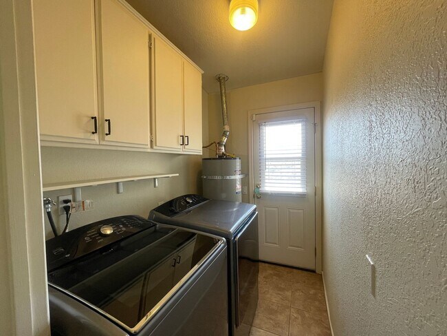 Building Photo - Palmdale 3 Bedroom + 2 Bathroom