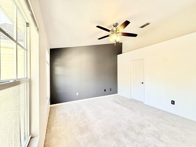 Building Photo - 13706 Forest Lake Dr