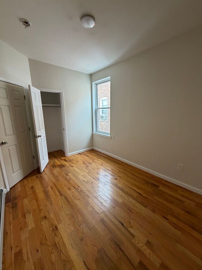 Building Photo - 40 Eldert Ln