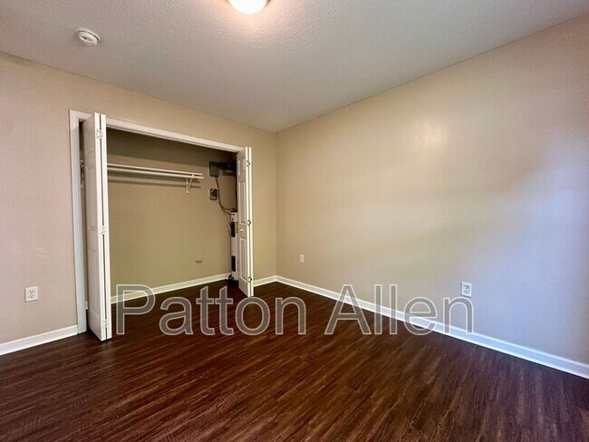Building Photo - 2 Zell Ln