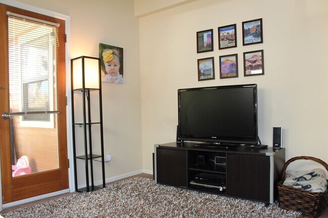 Building Photo - Perfectly located 2 bedroom, 2 bath Central Boulder Condo