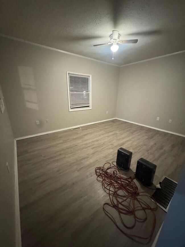 Building Photo - 3 bed 1 bath house for rent - akron