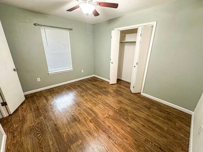 Building Photo - 4 Bedroom, 2 Bathroom Home in Woodway, TX!