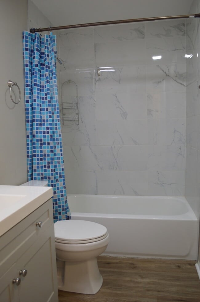 Building Photo - 255 E Court of Shorewood