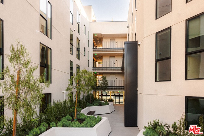 Building Photo - 3004 W Sunset Blvd