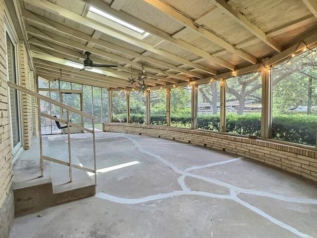 Building Photo - 635 Rockhill Dr