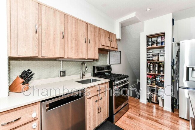 Building Photo - 509 E Luray Ave