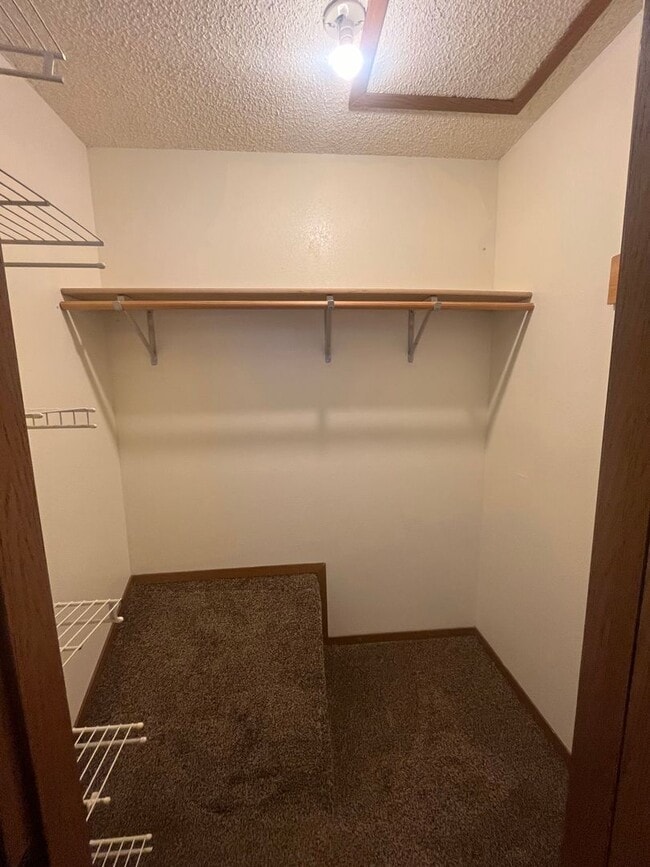 Building Photo - Townhouse with Garage!