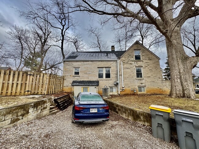Building Photo - 1105 N Woodburn Ave