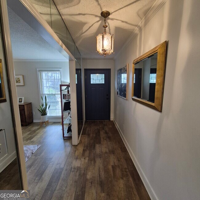 Building Photo - 930 Hill Pl