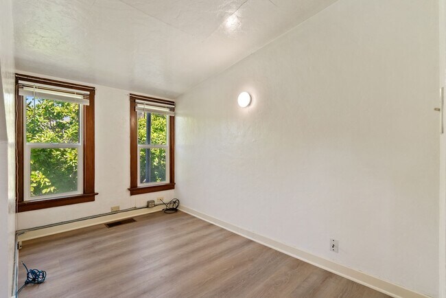 Building Photo - 5 Bedroom 2 Bathroom House - AVAILABLE JULY 2026 - MAY 2027