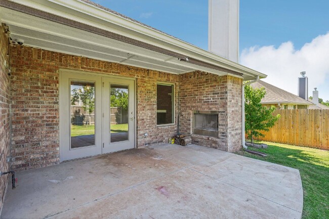 Building Photo - Gated Community in East Edmond community!