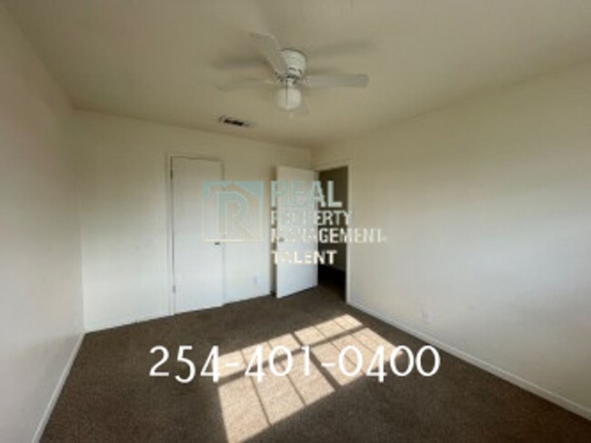 Building Photo - 2 Bedroom, 1.5 Bathroom Duplex Townhome fo...