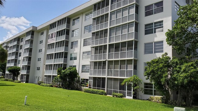 Building Photo - 3000 N Palm Aire Dr