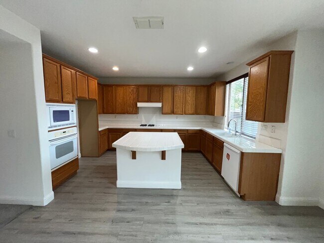 Building Photo - Exceptional 4BR/3BA/3 Car Tandem Garage in...