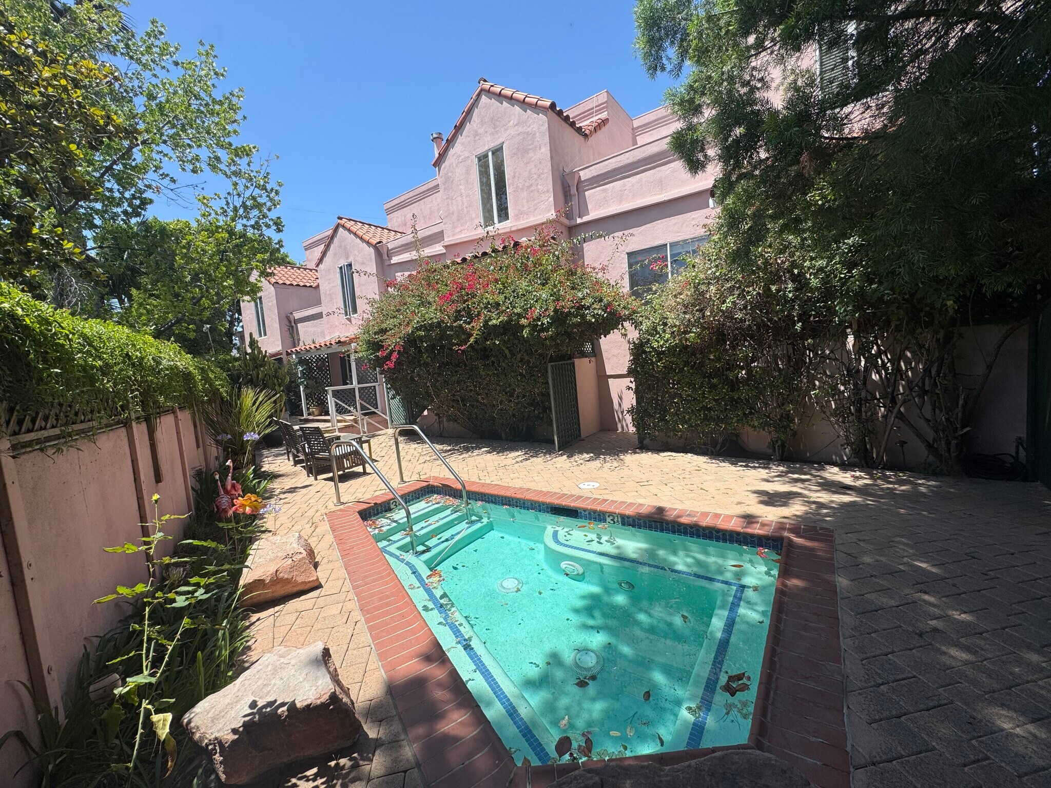 Building Photo - 14435 Riverside Dr