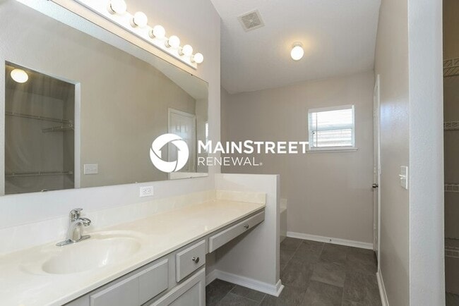 Building Photo - 3 Bedroom Pet-Friendly Home in St. Cloud, FL with Main Street Renewal