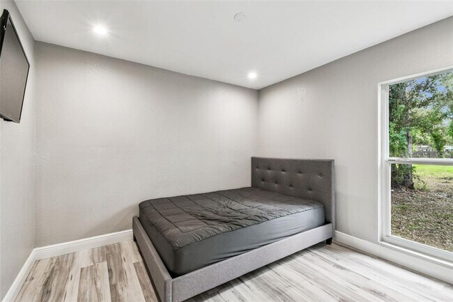 Building Photo - 6005 Lakeside Dr