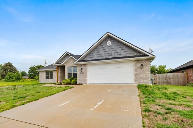 Building Photo - Spacious 4-Bedroom Home with Open Layout, ...