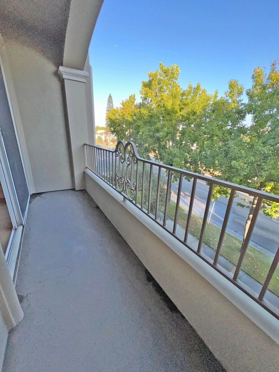 Building Photo - 2969 Kelton Ave